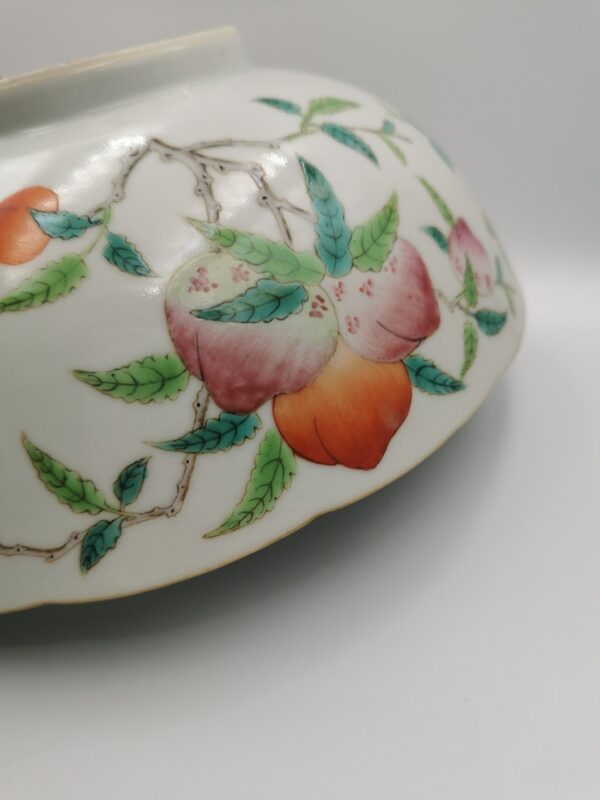 A Chinese porcelain bowl with peach, Chenghua marked, Tongzhi period (1862-1874) - Afbeelding 2