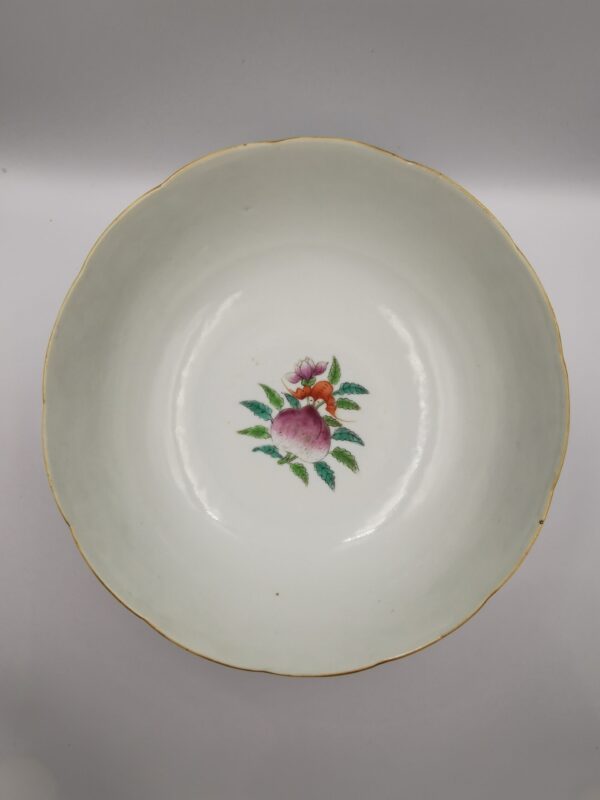A Chinese porcelain bowl with peach, Chenghua marked, Tongzhi period (1862-1874) - Afbeelding 4