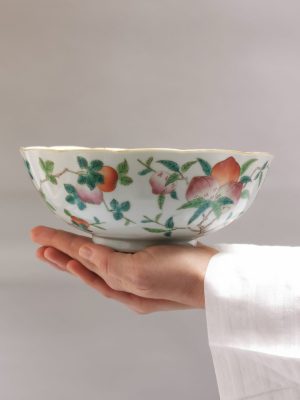 A Chinese porcelain bowl with peach, Chenghua marked, Tongzhi period (1862-1874)