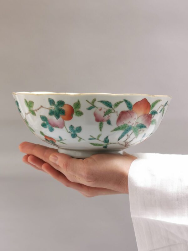A Chinese porcelain bowl with peach, Chenghua marked, Tongzhi period (1862-1874)