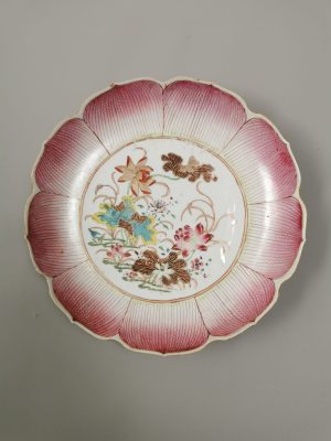 A rare large Famille Rose plate in the shape of a lotus flower, Yongzheng/Qianlong, 18th century