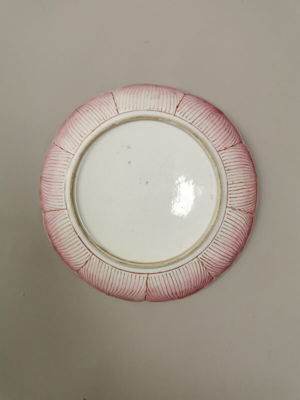 A rare large Famille Rose plate in the shape of a lotus flower, Yongzheng/Qianlong, 18th century - Afbeelding 2