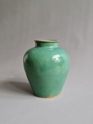 A Chinese Shiwan jar with celadon green glaze, Qing Dynasty