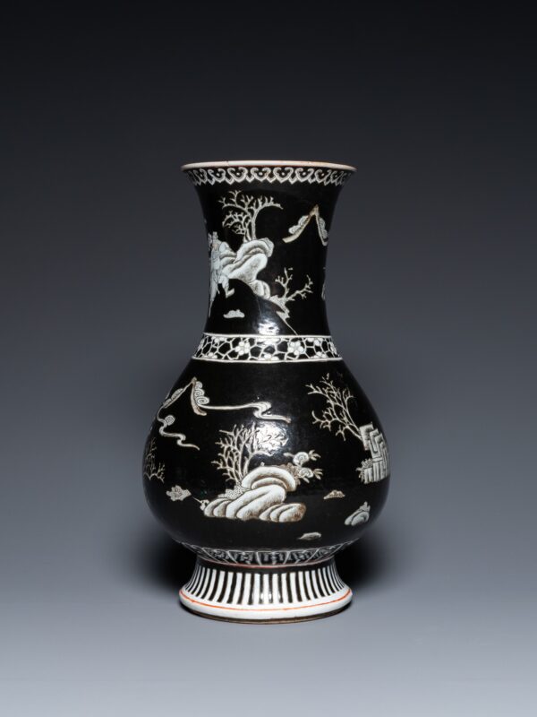A Chinese black-ground vase decorated in grisaille with a figure on horseback with attendants, 19th century - Afbeelding 2