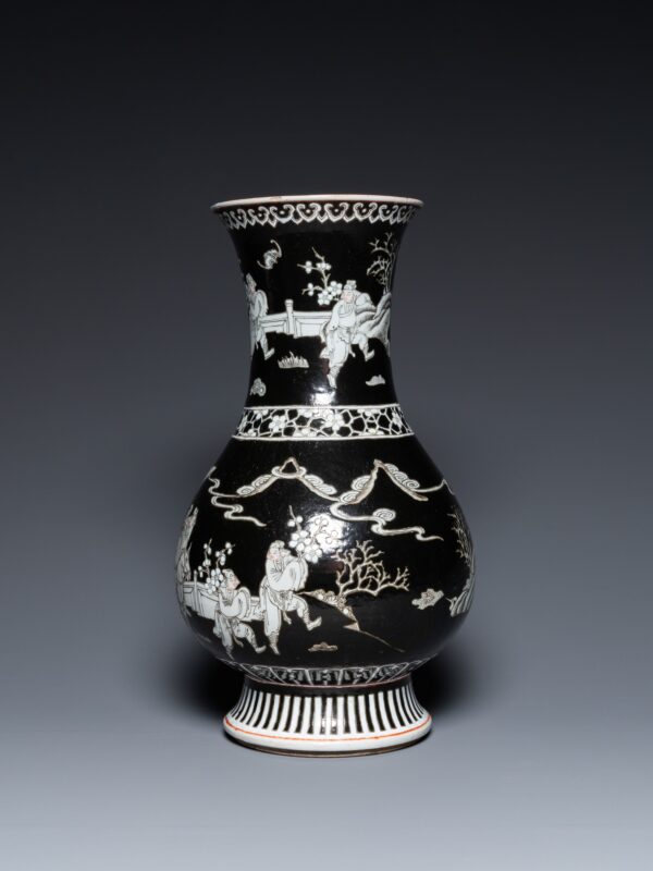 A Chinese black-ground vase decorated in grisaille with a figure on horseback with attendants, 19th century - Afbeelding 3