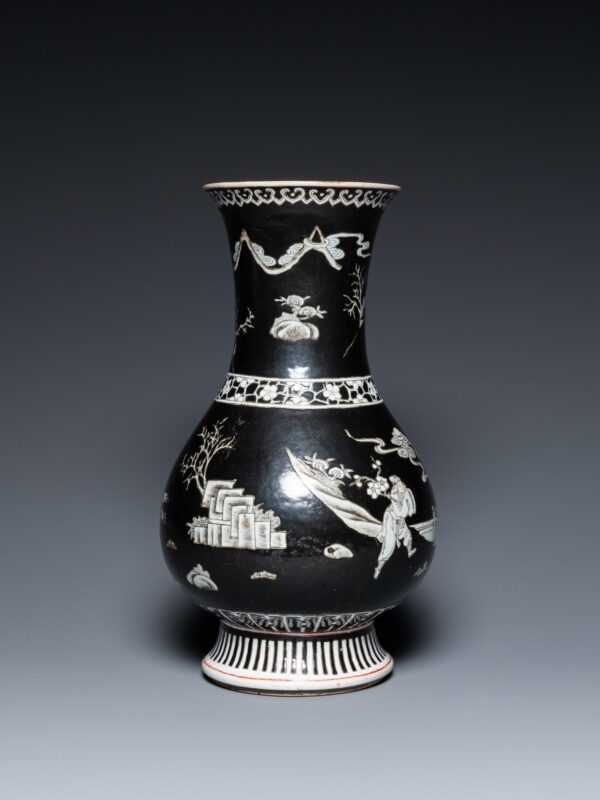 A Chinese black-ground vase decorated in grisaille with a figure on horseback with attendants, 19th century - Afbeelding 4
