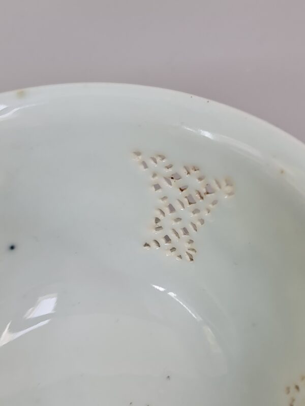 A Chinese blue and white openwork porcelain 'Devil's Work' bowl, Chongzhen period (1627-1644) - Afbeelding 3