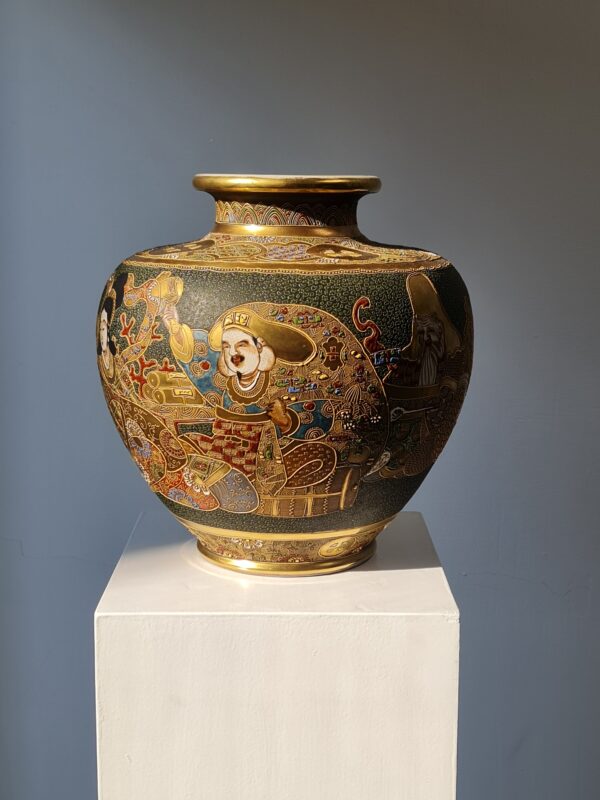 A large Japanese ceramic Satsuma vase depicting goddesses/immortals, 20th century - Afbeelding 2