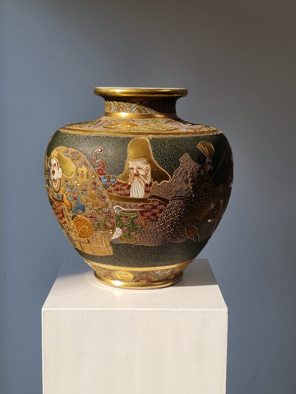 A large Japanese ceramic Satsuma vase depicting goddesses/immortals, 20th century - Afbeelding 3