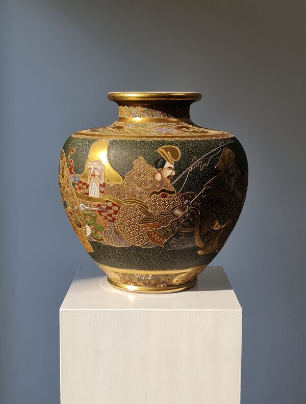 A large Japanese ceramic Satsuma vase depicting goddesses/immortals, 20th century - Afbeelding 4