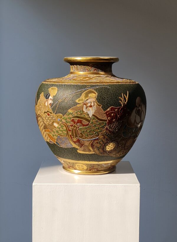 A large Japanese ceramic Satsuma vase depicting goddesses/immortals, 20th century - Afbeelding 5