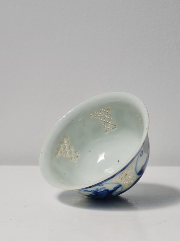 A Chinese blue and white openwork porcelain 'Devil's Work' bowl, Chongzhen period (1627-1644) - Afbeelding 2