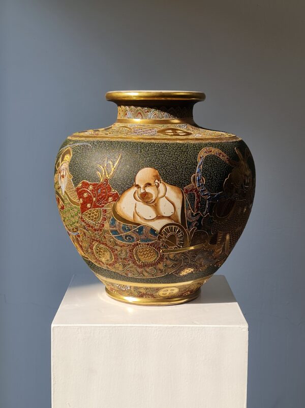 A large Japanese ceramic Satsuma vase depicting goddesses/immortals, 20th century - Afbeelding 6