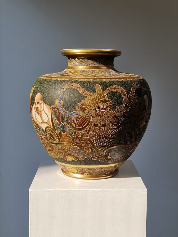 A large Japanese ceramic Satsuma vase depicting goddesses/immortals, 20th century - Afbeelding 7
