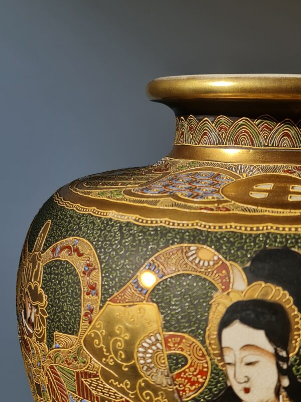 A large Japanese ceramic Satsuma vase depicting goddesses/immortals, 20th century - Afbeelding 8