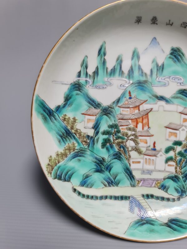 A Famille Rose 'Ten Views of Jiangxi Province' plate, six-character seal mark in iron-red and of the Daoguang period (1821-1850) - Afbeelding 2