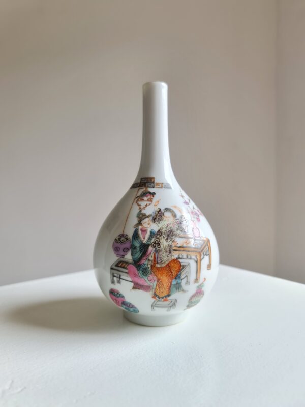 A Chinese porcelain bottle vase depicting a romantic couple, bird, and interior scene. Overglaze red mark of Daoguang (1821-1850) - Afbeelding 3