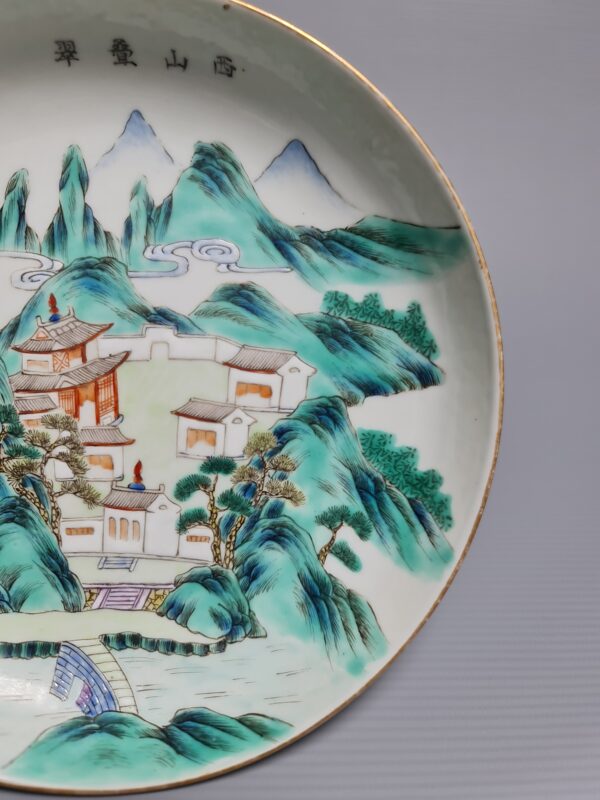 A Famille Rose 'Ten Views of Jiangxi Province' plate, six-character seal mark in iron-red and of the Daoguang period (1821-1850) - Afbeelding 3