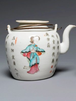 A Chinese porcelain Famille Rose ‘Wu Shuang Pu’ teapot depicting ‘Cao E’ and ‘Ban Chao’, 19th century