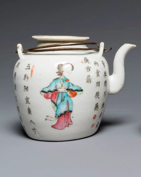 A Chinese porcelain Famille Rose 'Wu Shuang Pu' teapot depicting 'Cao E' and 'Ban Chao', 19th century - Afbeelding 2