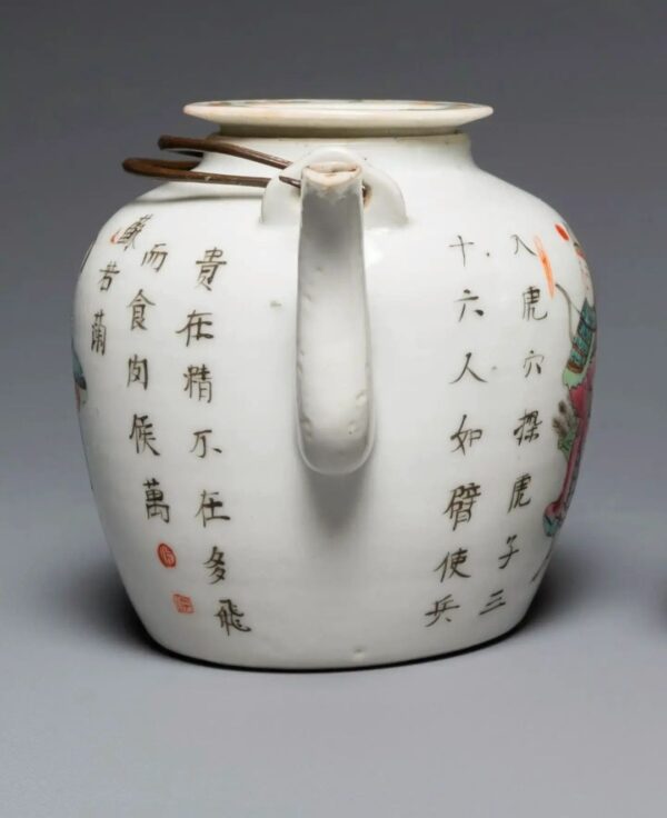 A Chinese porcelain Famille Rose 'Wu Shuang Pu' teapot depicting 'Cao E' and 'Ban Chao', 19th century - Afbeelding 3