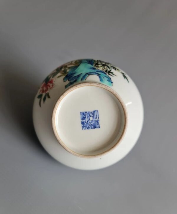 A small Famille Rose 'hu' vase with underglaze blue Qianlong mark, 18th century - Afbeelding 4