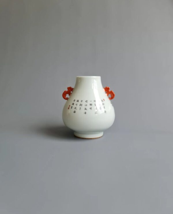 A small Famille Rose 'hu' vase with underglaze blue Qianlong mark, 18th century - Afbeelding 2