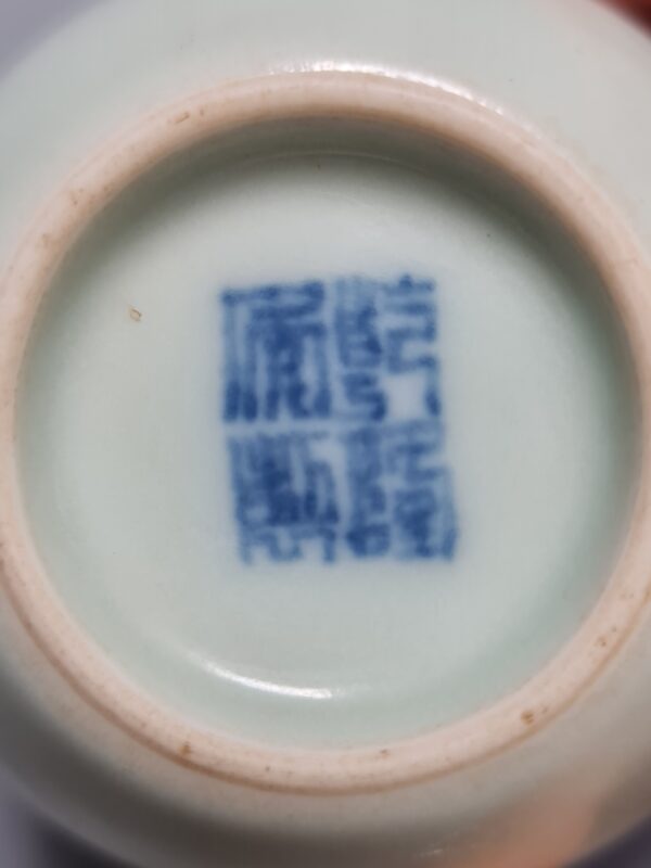 A Chinese pale green celadon water pot, Qianlong underglaze blue marked, early 19th century - Afbeelding 2