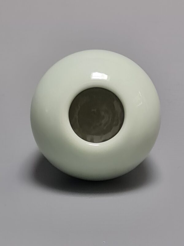 A Chinese pale green celadon water pot, Qianlong underglaze blue marked, early 19th century - Afbeelding 3