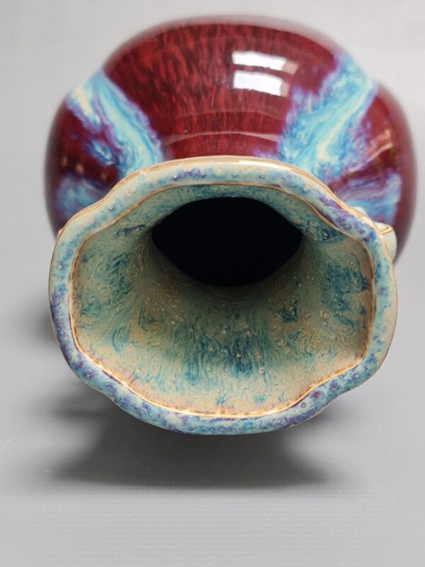 A Chinese porcelain flambé-glazed 'hu' vase, Qianlong mark - Afbeelding 3