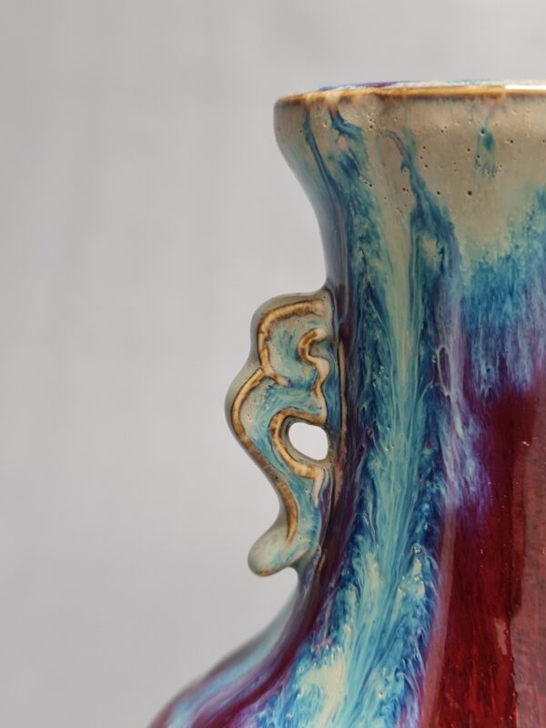 A Chinese porcelain flambé-glazed 'hu' vase, Qianlong mark - Afbeelding 2