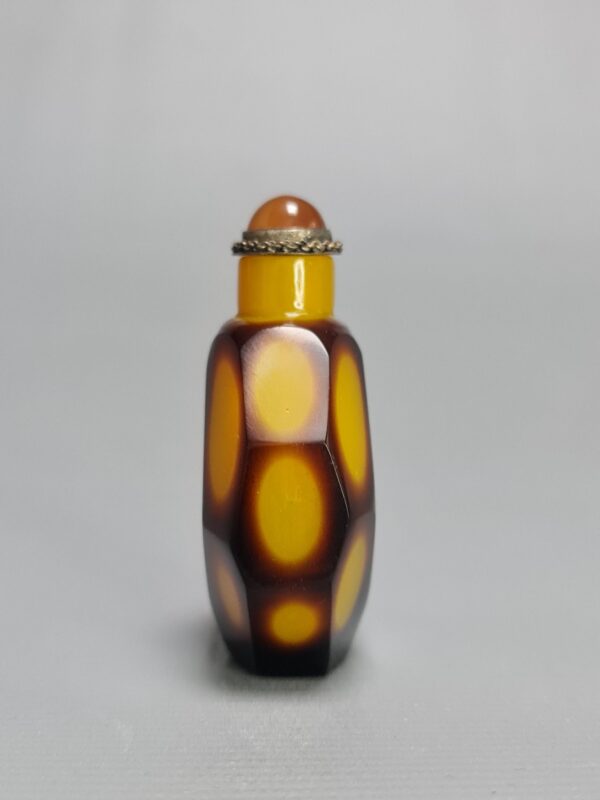 A rare Chinese faceted brown and yellow Beijing glass snuff bottle with an agate/silver stopper - Afbeelding 2