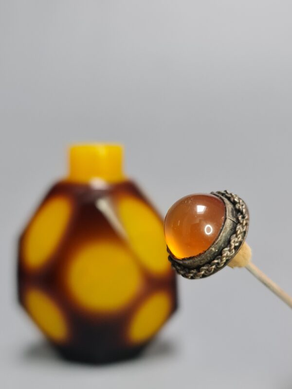 A rare Chinese faceted brown and yellow Beijing glass snuff bottle with an agate/silver stopper - Afbeelding 3