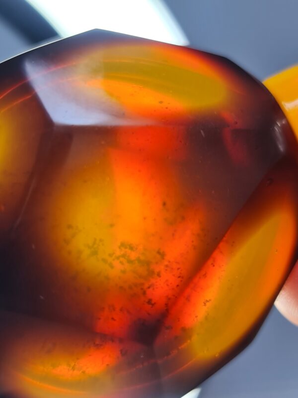 A rare Chinese faceted brown and yellow Beijing glass snuff bottle with an agate/silver stopper - Afbeelding 4