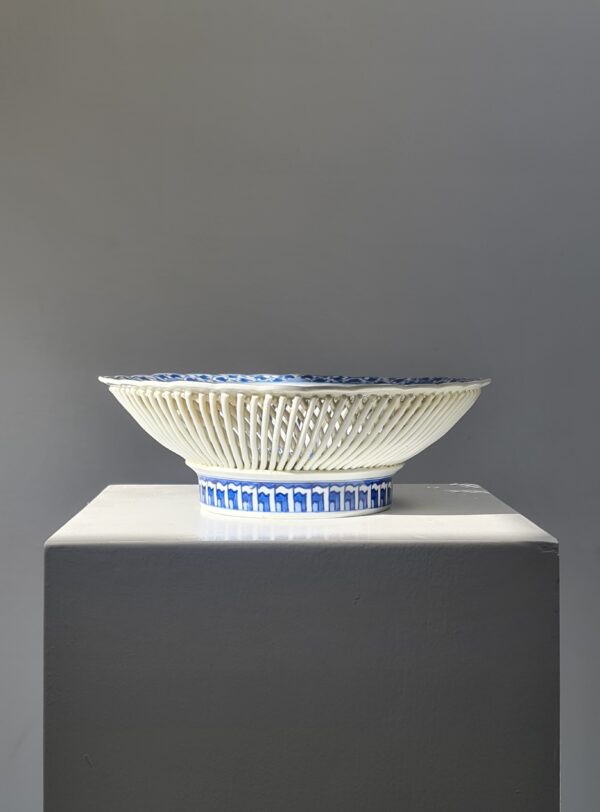 A Japanese Hasami ware lattice-woven porcelain bowl with a blue and white floral design, 20th century - Afbeelding 2