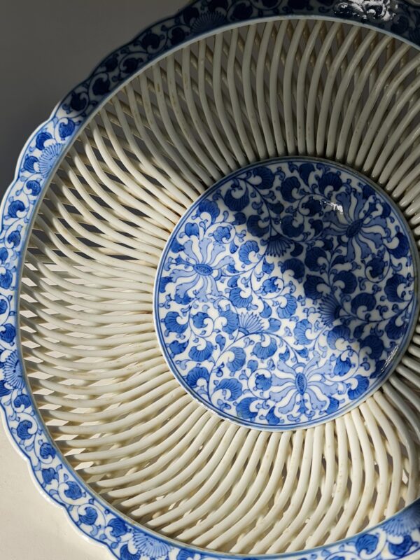 A Japanese Hasami ware lattice-woven porcelain bowl with a blue and white floral design, 20th century
