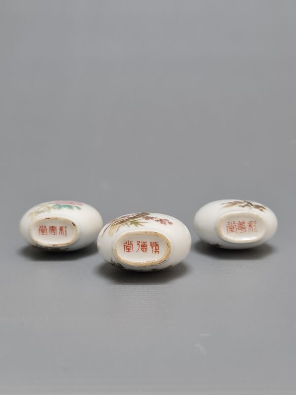 Three Chinese Famille Rose porcelain snuff bottles with green stone stoppers, featuring floral and bird motifs on both sides. - Afbeelding 4