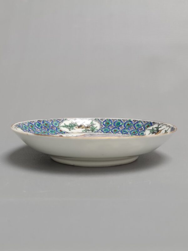 A Chinese porcelain Famille Verte plate depicting a garden and  shopping scene,  Daoguang period (1821-1850) - Afbeelding 3