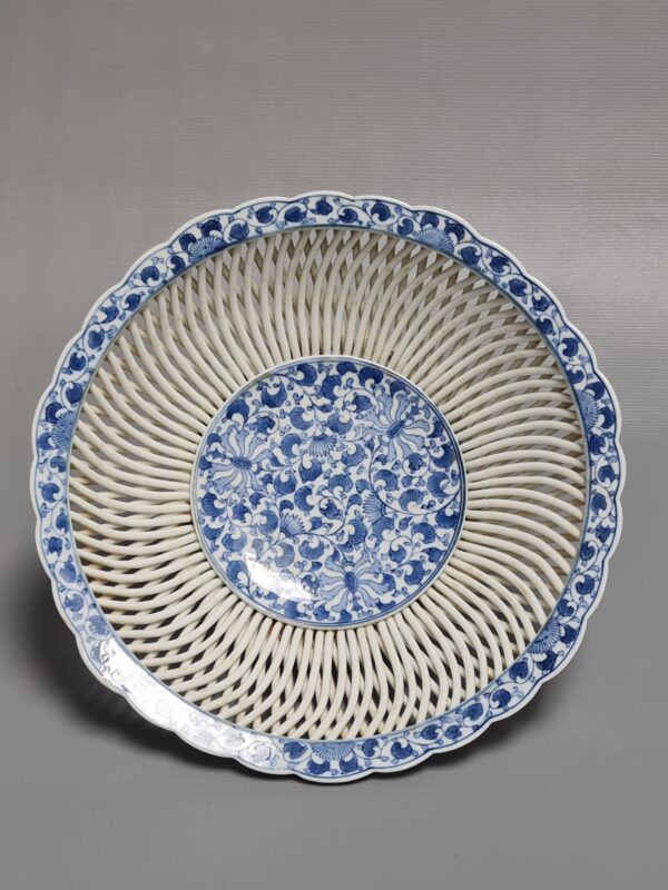 A Japanese Hasami ware lattice-woven porcelain bowl with a blue and white floral design, 20th century - Afbeelding 3