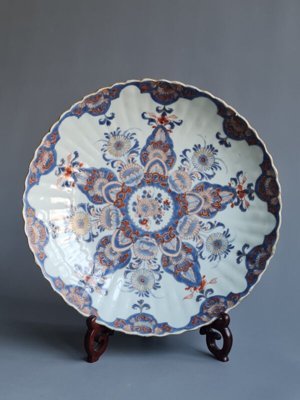 Rare large Chinese porcelain plate with Imari decoration molded in lotus leaf form and highlighted with gilding, Kangxi period (1662-1722)