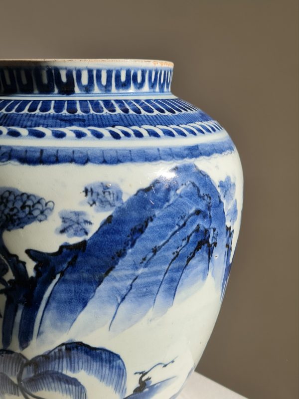A Japanese  porcelain Arita vase with a blue and white design, 17th century - Afbeelding 3