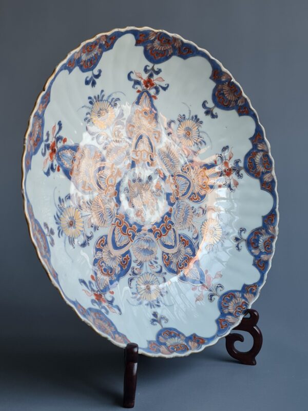 Rare large Chinese porcelain plate with Imari decoration molded in lotus leaf form and highlighted with gilding, Kangxi period (1662-1722) - Afbeelding 3