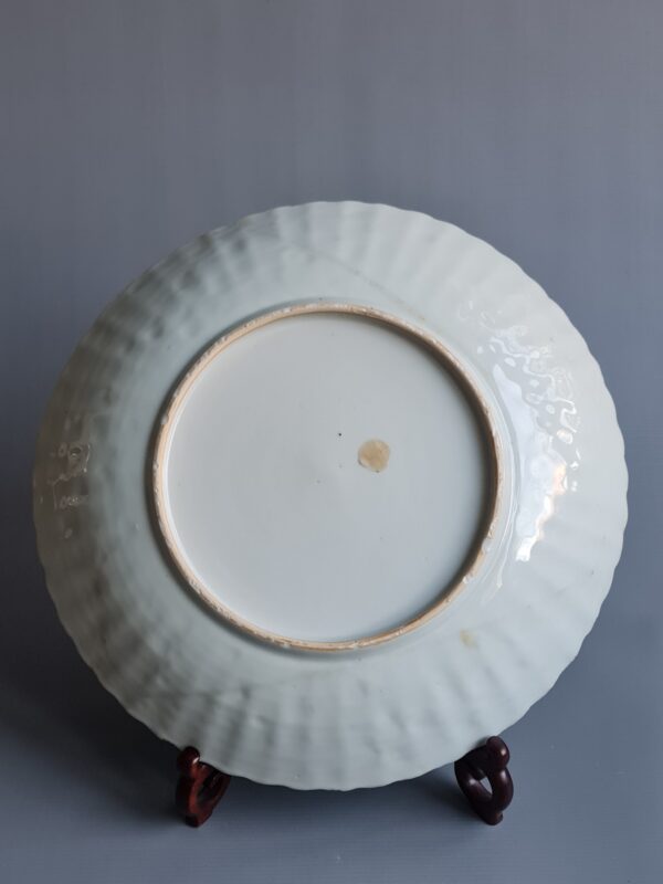 Rare large Chinese porcelain plate with Imari decoration molded in lotus leaf form and highlighted with gilding, Kangxi period (1662-1722) - Afbeelding 4