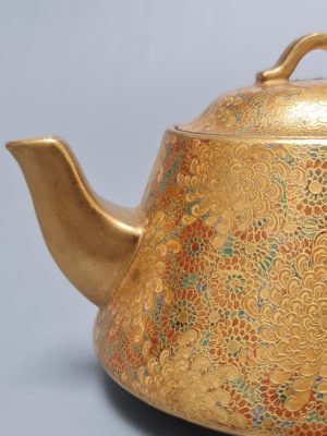 A Fine Japanese ceramic Satsuma teapot with rich floral decoration, marked Kōzan 幸山, Meiji period (1868-1912)