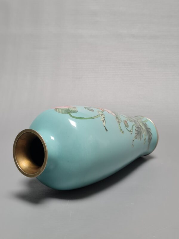 A Japanese cloisonné enamel vase with a blue-turquoise ground and floral decorations, created and signed by Jin-noe Ohta (1858–1907) - Afbeelding 2