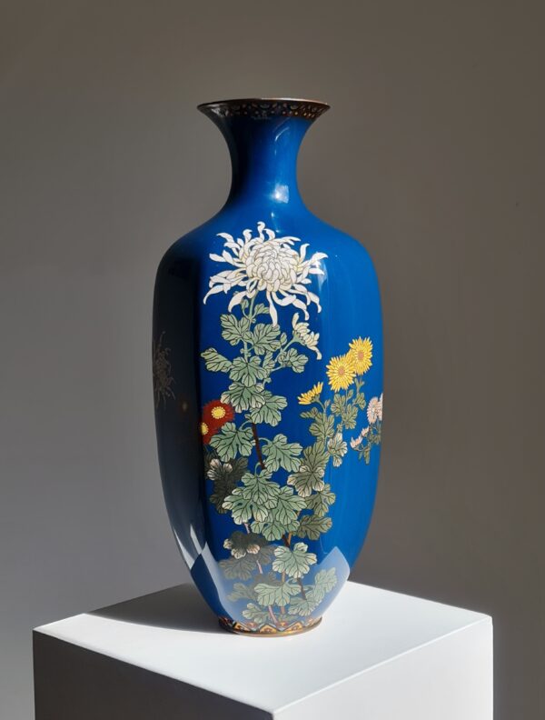 A blue-ground cloisonné enamel vase with floral decorations, Meiji period (1868-1912)
