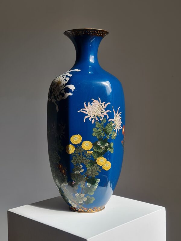 A blue-ground cloisonné enamel vase with floral decorations, Meiji period (1868-1912) - Afbeelding 2