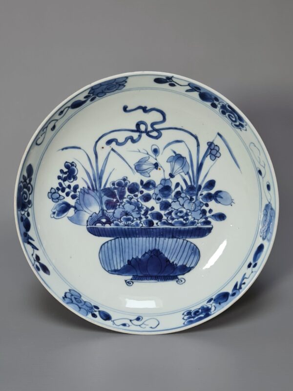 Pair of Chinese Blue and White Porcelain Dishes with Basket of Flowers Design, Kangxi Period (1662–1722) - Afbeelding 3
