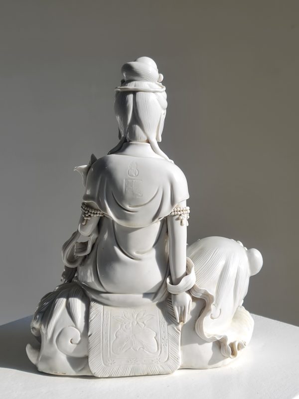 A Chinese Dehua figure of Manjushri seated on a lion, Qing Dynasty (1644-1911) - Afbeelding 3