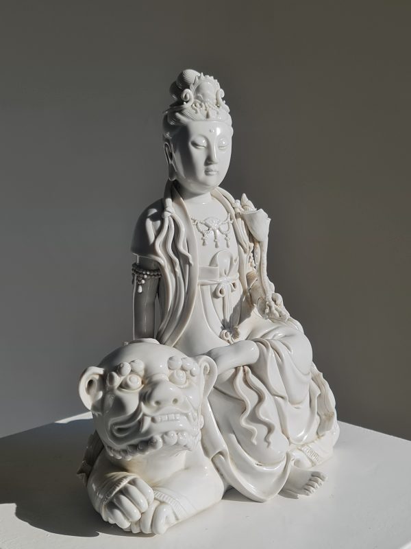 A Chinese Dehua figure of Manjushri seated on a lion, Qing Dynasty (1644-1911)